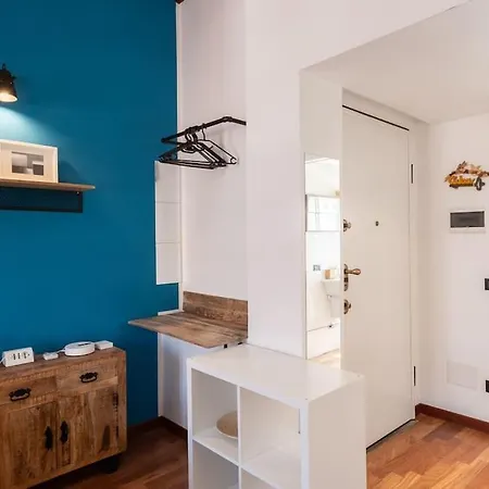 Apartment 10 Minuti Metro Stazione - Attico Moderno